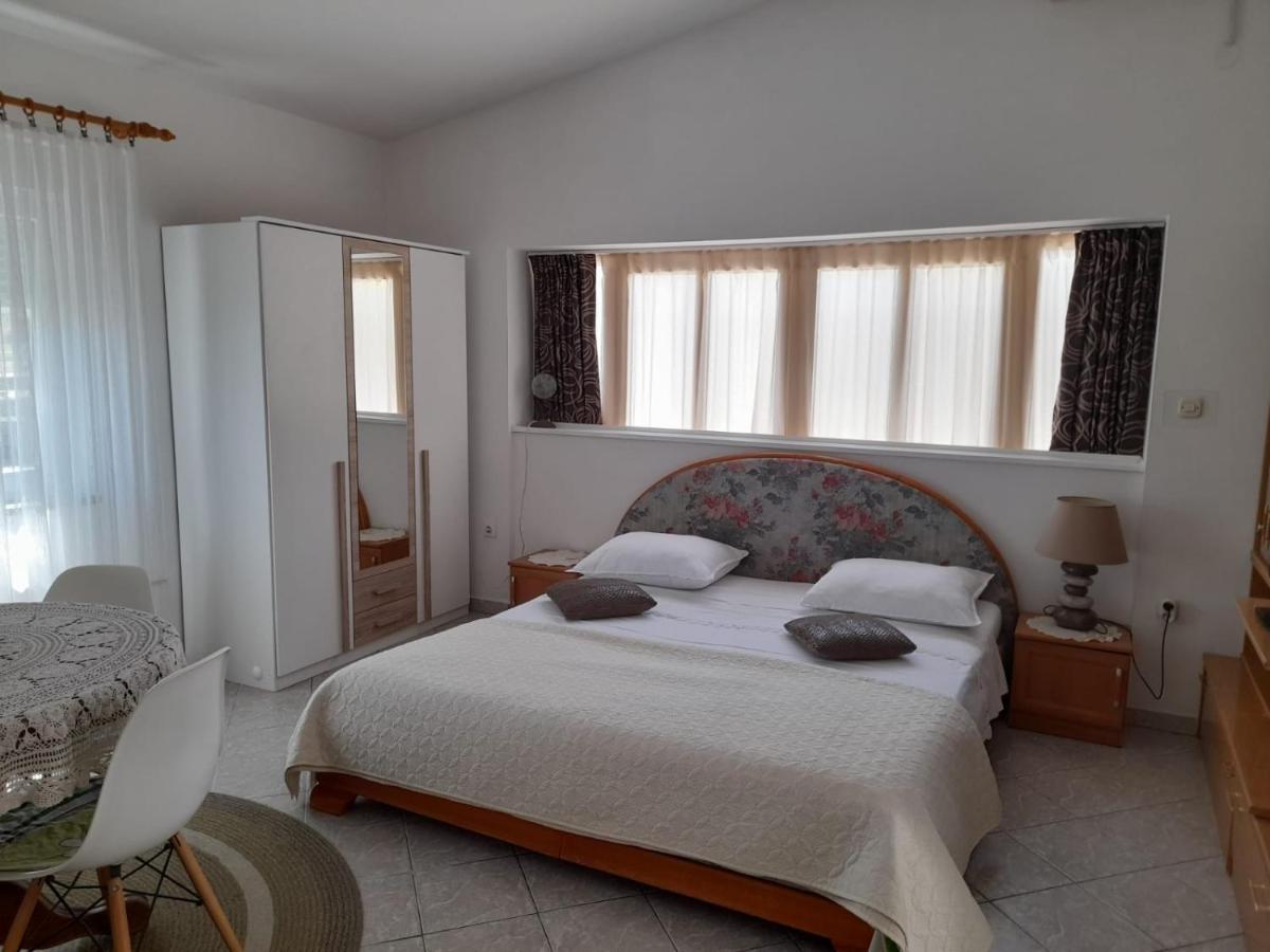 Rooms & Apartments Kaurloto Pag Town Luaran gambar